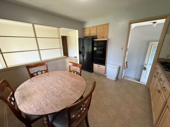 Building Photo - 3 BED 1.5 BATH SINGLE FAMILY HOME