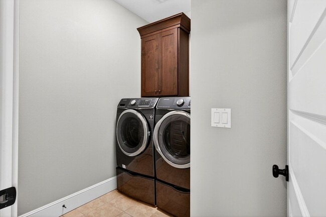 Building Photo - 100 NE Ivy St