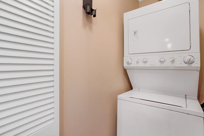 Building Photo - 300 W Beech St