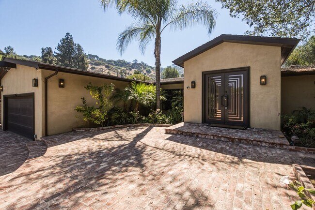 Building Photo - 3184 Dona Sarita Pl