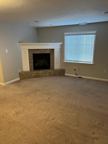 Building Photo - 1376 Alpine Way