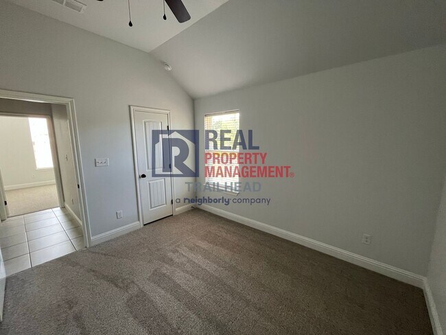 Building Photo - Amazing 3 Bed 2 Bath Home in Gated Lakesid...