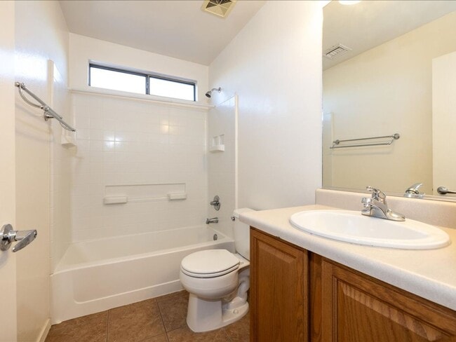 Building Photo - 3 Bedroom 2.5 Bath
