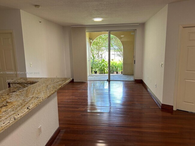 Building Photo - 2516 Centergate Dr