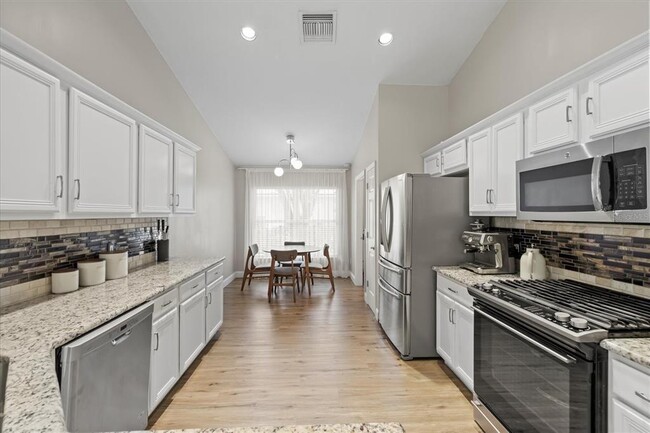 Building Photo - 6620 Colonial Lake Dr