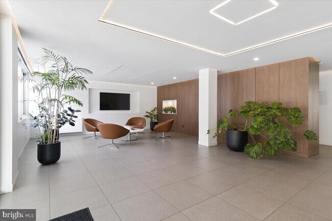 Building Photo - 1301 S Arlington Ridge Rd