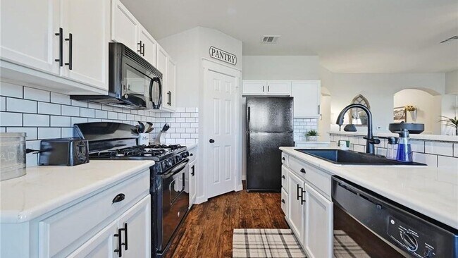 Building Photo - 436 Musgrav-