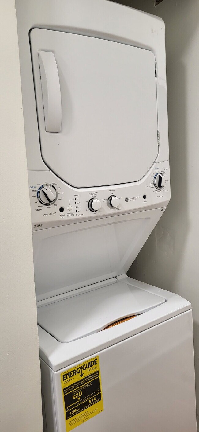 Building Photo - "Charming 2-Bed, 2-Bath Gem with Hardwood Floors in Vibrant Minneapolis!"