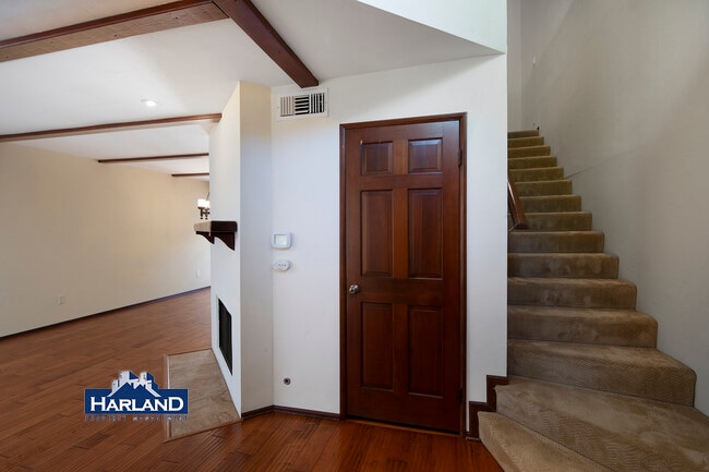 Building Photo - 8668 Villa La Jolla Dr