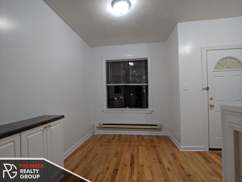 Building Photo - 3721 N Pine Grove Ave