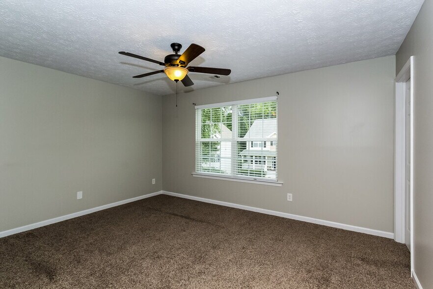 Building Photo - 64 Crescent St