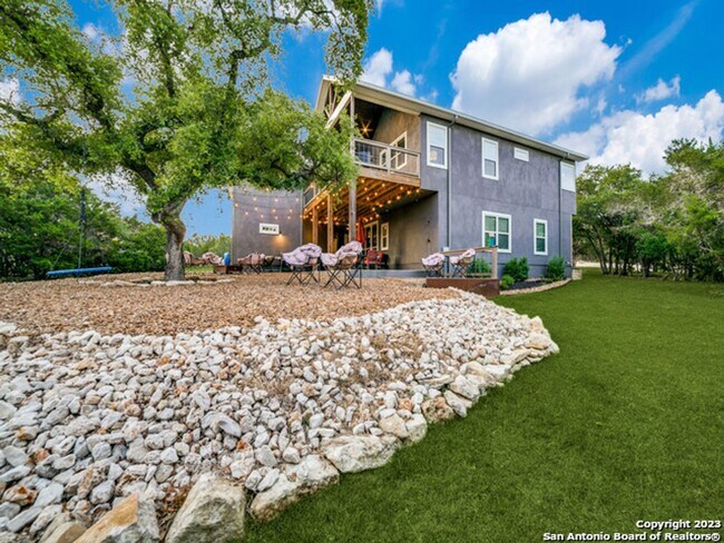 Building Photo - 5 Bedroom/3.5 Bathroom Home in the Ensenad...