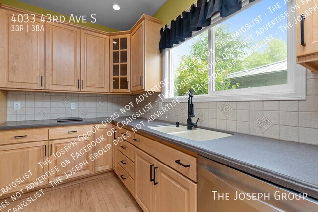 Building Photo - 4033 43rd Ave S