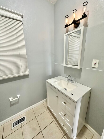 Building Photo - 308 W Almond St