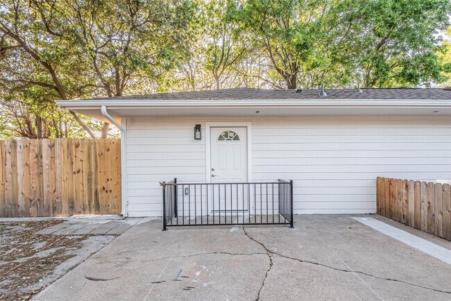 Building Photo - 6003 De Moss Dr