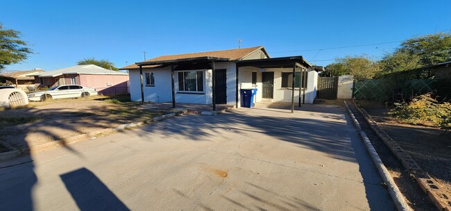 Building Photo - 2126 E Hidalgo Vista