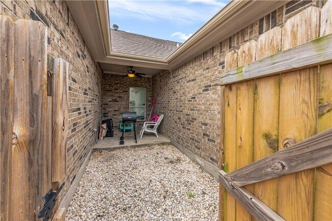 Building Photo - Available August 2026! 4 Bed, 4 Bath in Un...