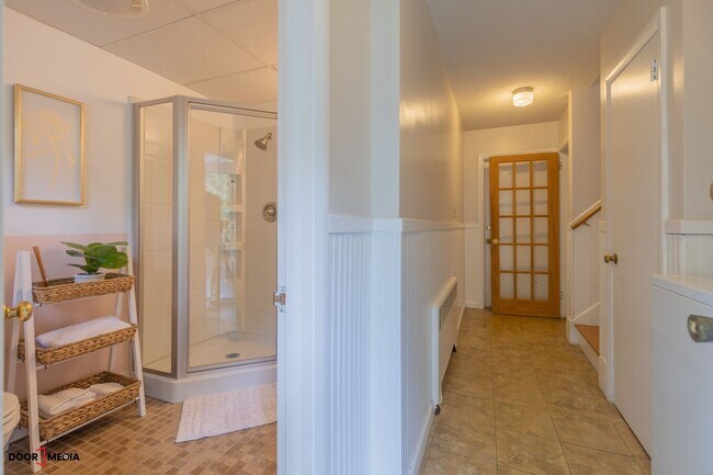 Building Photo - Short Term Furnished Rental -3 Bedroom Spl...