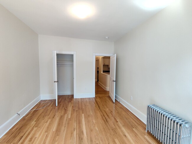 Building Photo - 2 Bedroom Split on Beacon St. No brokers F...