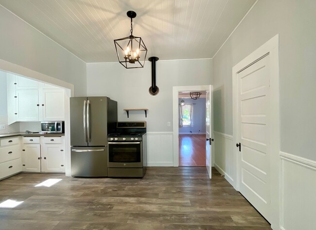 Building Photo - Charming Home on Cul-de-Sac w/Jacuzzi, Fireplace, Garage || Minutes from Downtown Napa!