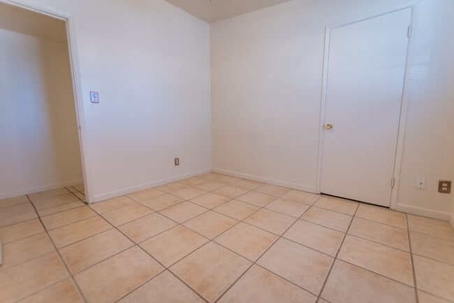 Building Photo - 4 Bedroom, 1½ Bath Home with Central A/C, ...