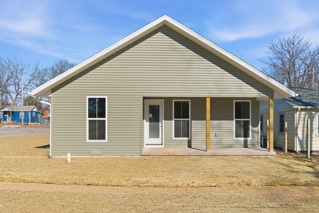 Building Photo - 1342 E Blaine St