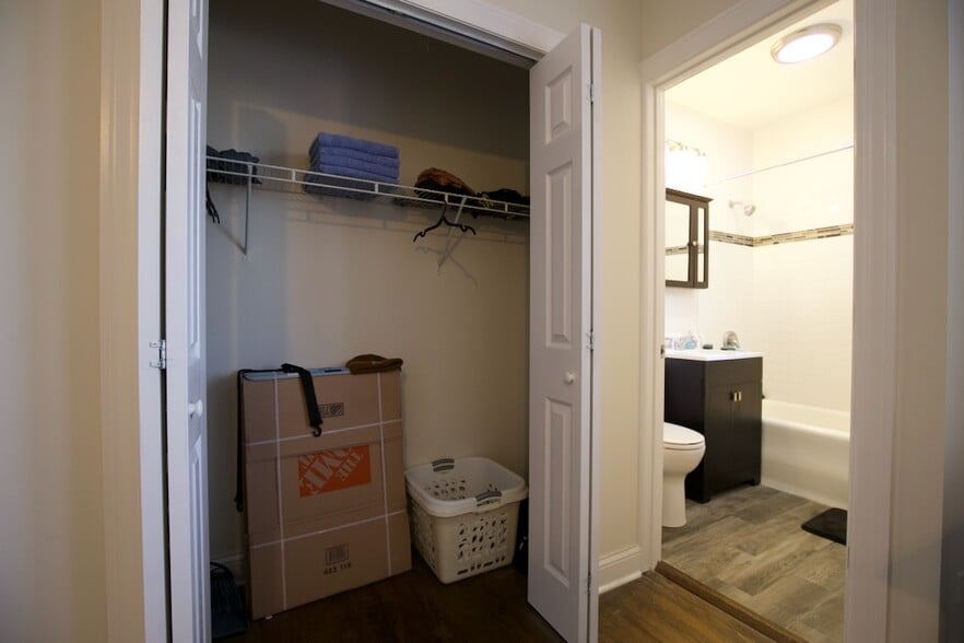 Building Photo - 3345 N Marshfield