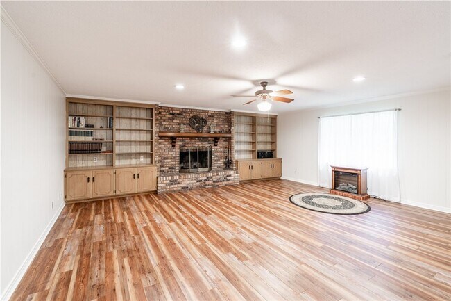 Building Photo - 3 Bedroom Home in Convenient Location