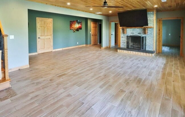 Building Photo - 1776 N Royal Oaks Dr