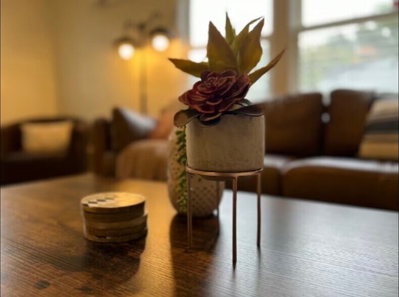 Building Photo - 1515 W Concho Ave