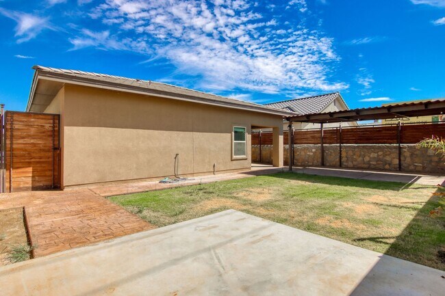 Building Photo - Beautiful East side House with 4 bed-2 baths