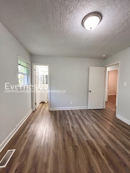 Building Photo - 203 Pinetree Dr