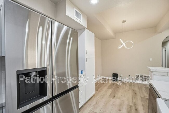 Building Photo - 9708-9708 E Vía Linda