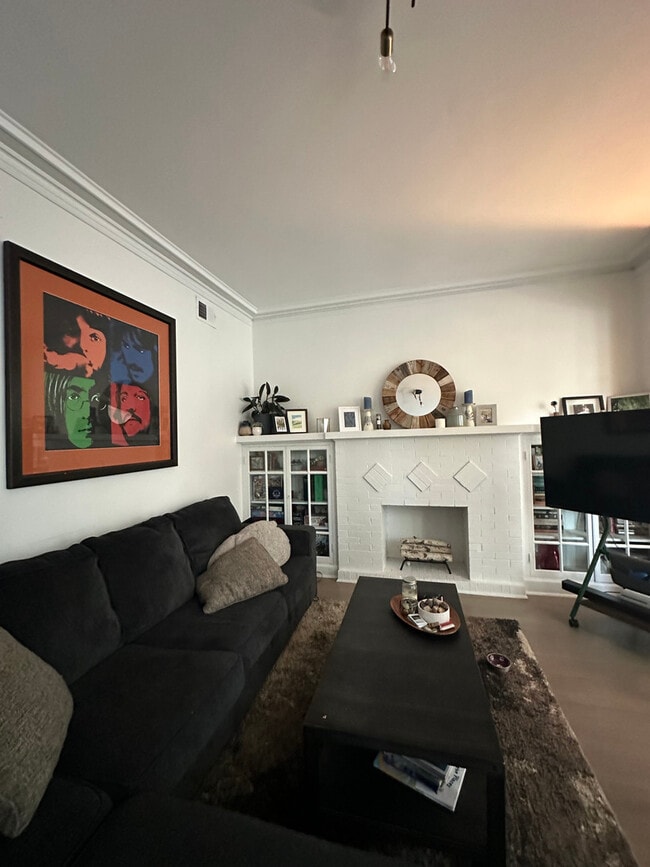 Building Photo - 6341 N Wayne Ave