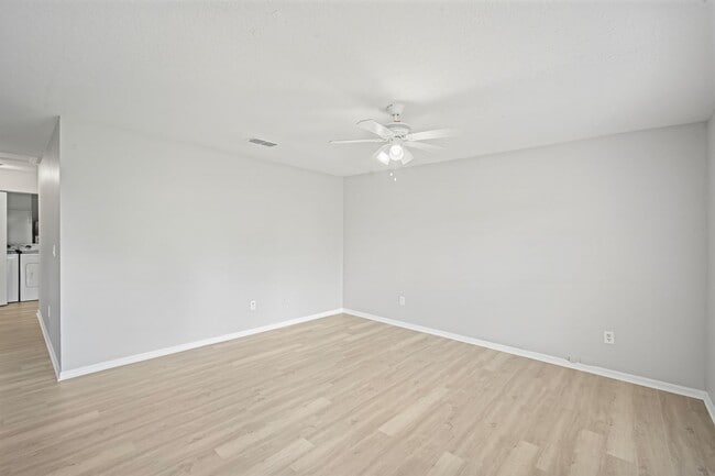 Building Photo - Move in Ready! Modern 3-Bedroom 2-bath Hom...