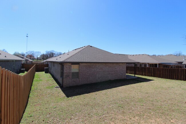 Building Photo - 1500 Ari Ave