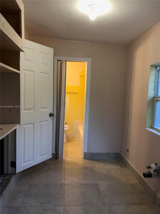 Building Photo - 76 NE 48th St