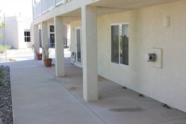 Building Photo - 682 Lava Pointe Dr