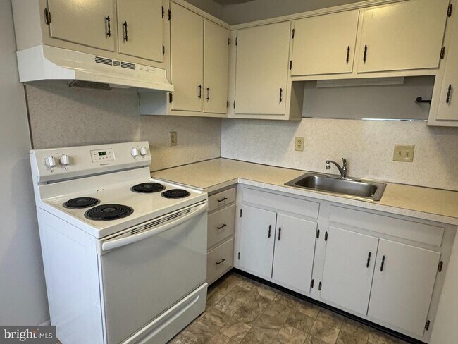 Building Photo - 3876 Shadywood Dr