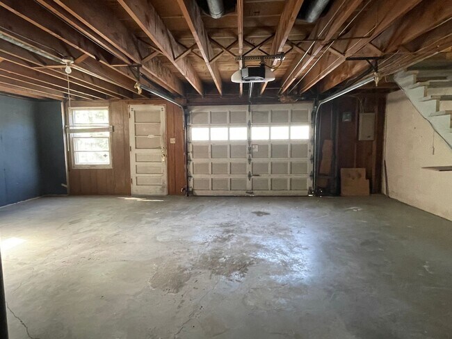 Building Photo - {731} Convenient Location + Full basement + 2 Car Tandem Garage