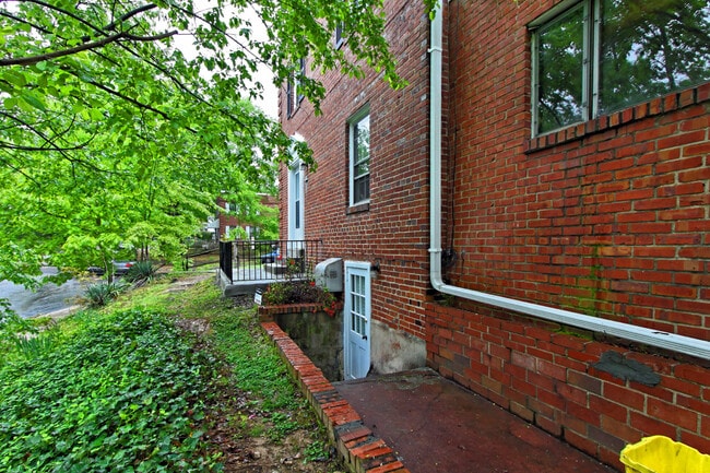 Building Photo - Blocks to Crystal City Metro and just minutes to Washington, D.C. via the 14th Street Bridge