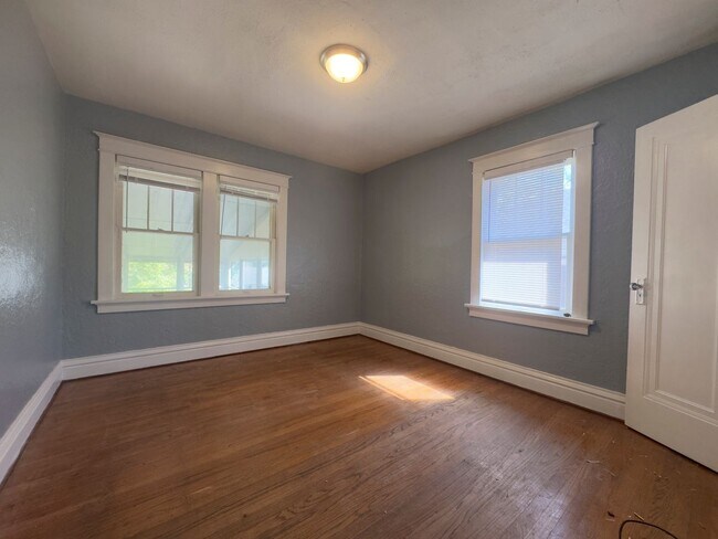 Building Photo - Charming 2-bedroom, 1-bath home featuring 900 sq. ft. of comfortable living space