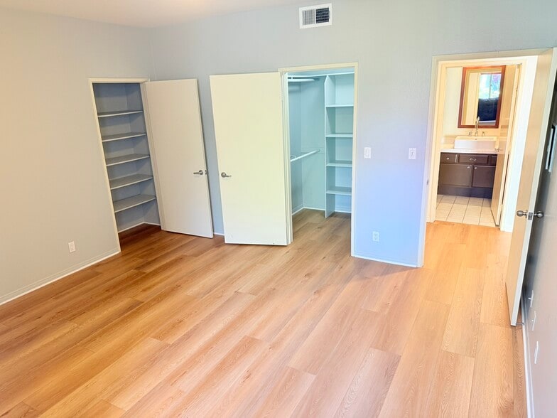 Building Photo - 2222 N Beachwood Dr