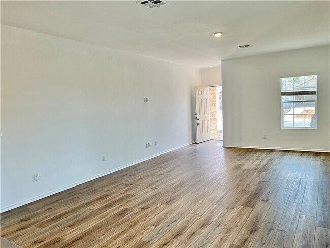 Building Photo - 290 Silver Glen Dr