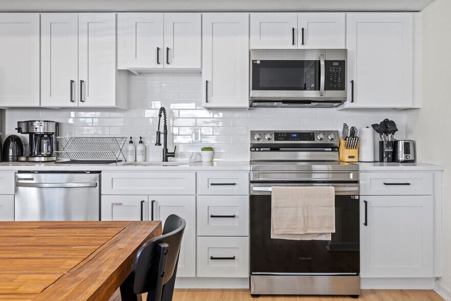 Building Photo - 142 E Youngs Ave