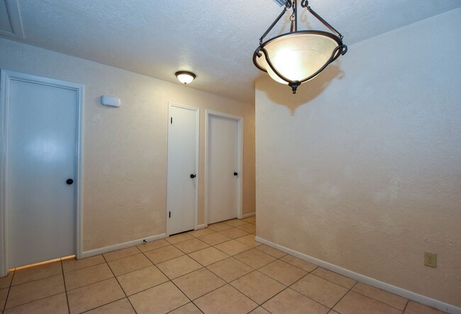 Building Photo - 3 BEDROOM 2 BATH PATIO HOME WITH  1112 SF
