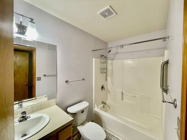 Building Photo - 3 Bedroom, 1 Bonus office/craft Room  and 2.5 Bath Home