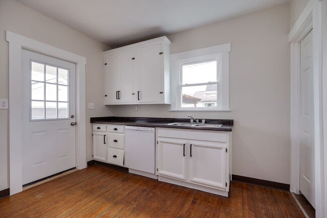 Building Photo - 2634 Wayland Ave