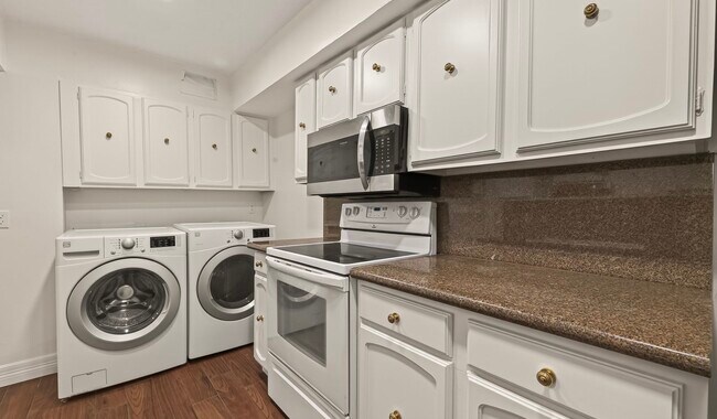 Building Photo - 482 N Post Oak Ln