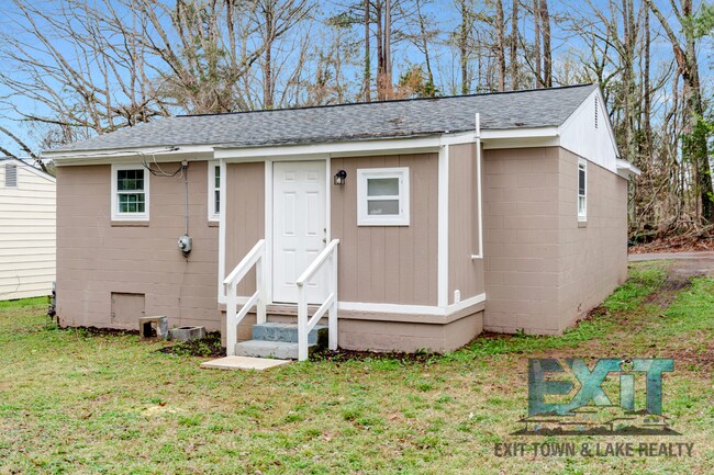 Building Photo - 3 bedroom, 1 bathroom home located in Lawrenceville, VA